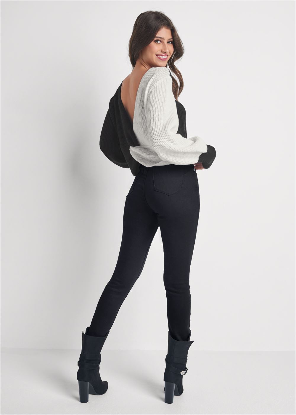 Venus VENUS | Twist V-Back Sweater in Off White & Black