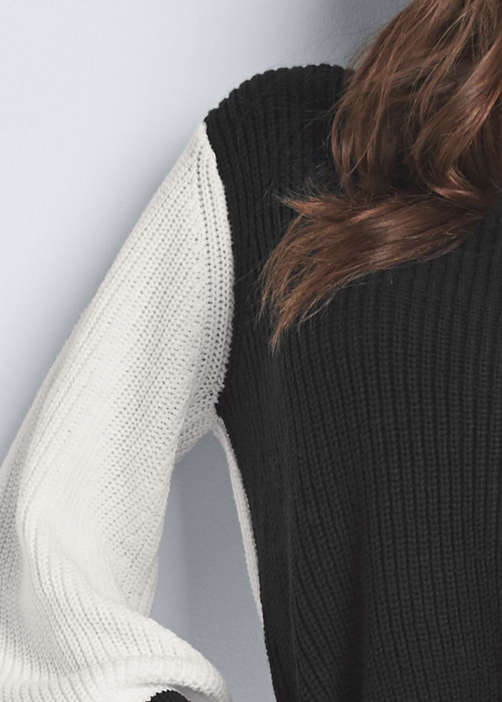 Venus VENUS | Twist V-Back Sweater in Off White & Black