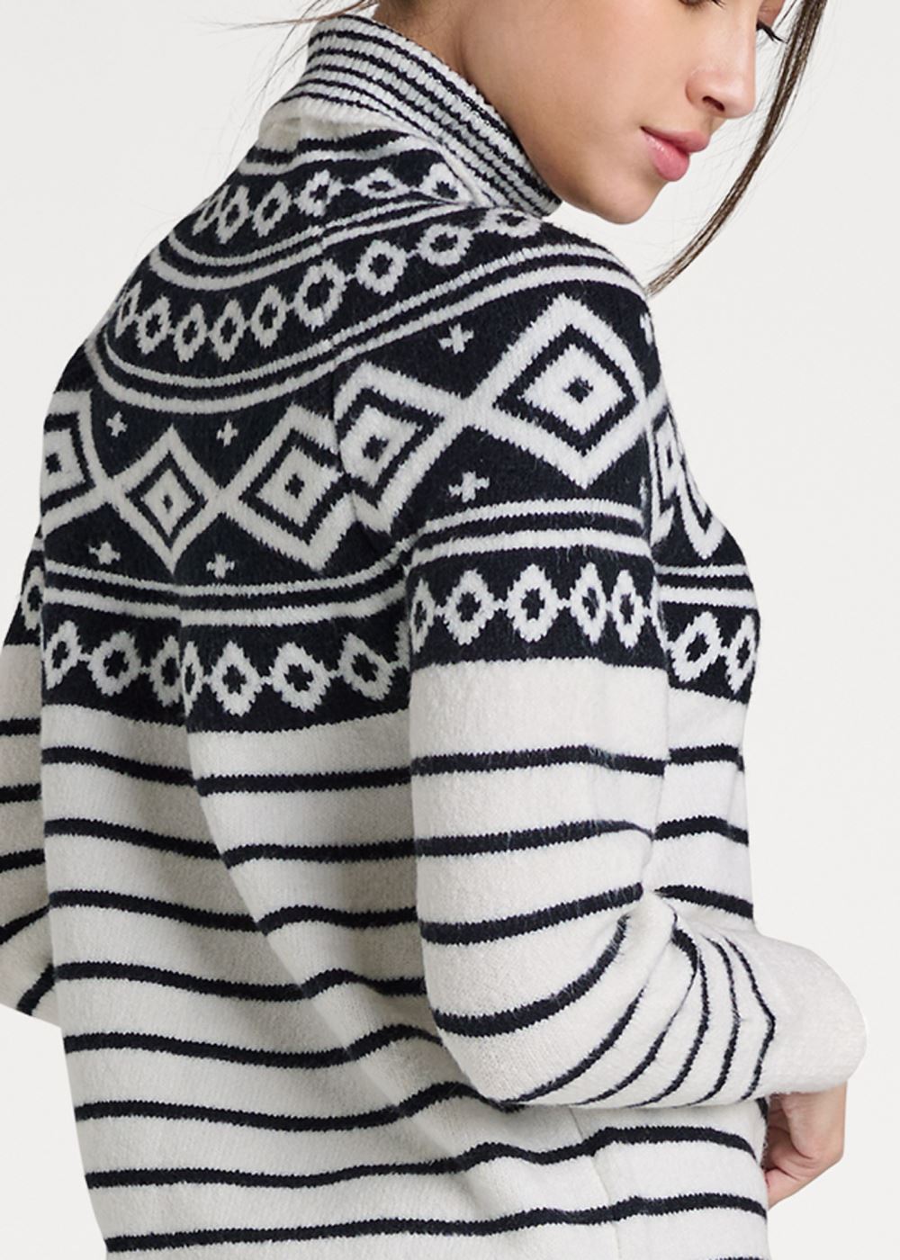 Venus VENUS | Fair Isle Turtleneck Sweater in White & Black