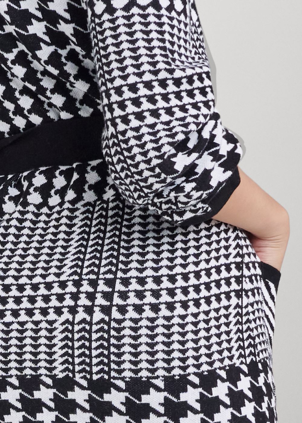 Venus Plus Size Houndstooth Wrap Cardigan in Black & White
